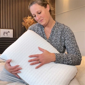 Hovedpuden måler 12 cm i højden og hårdheden er SOFT. 
