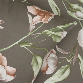 Sengesættet fra Luna Denmark har et smukt print af små blomster på en grå baggrund.
